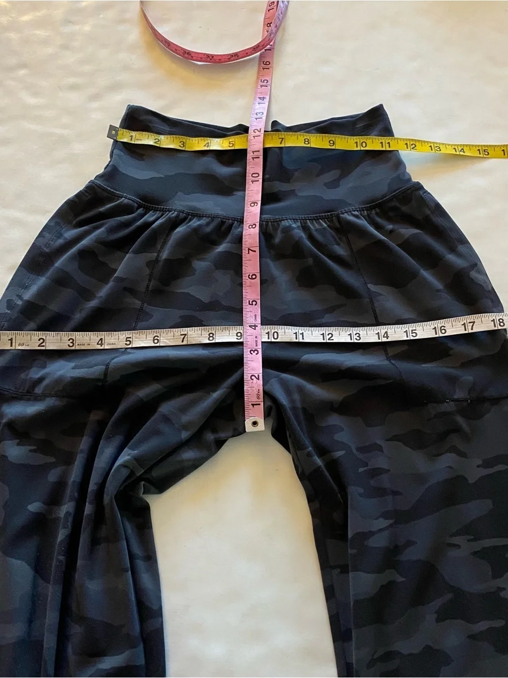 Athleta Salutation Camo Jogger Womens Size XS Black Gray Ankle Crop Pockets Grey